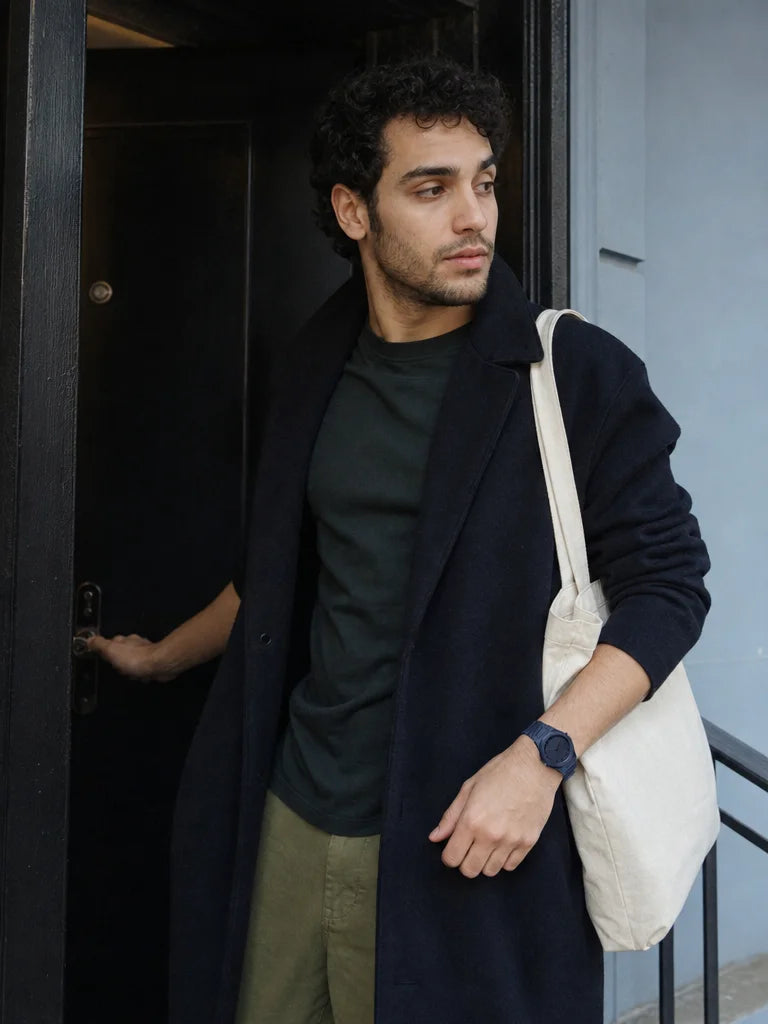 Homme élégant portant une montre NightFall minimaliste